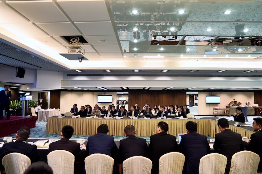 认真听报告.jpg 认真听报告.jpg