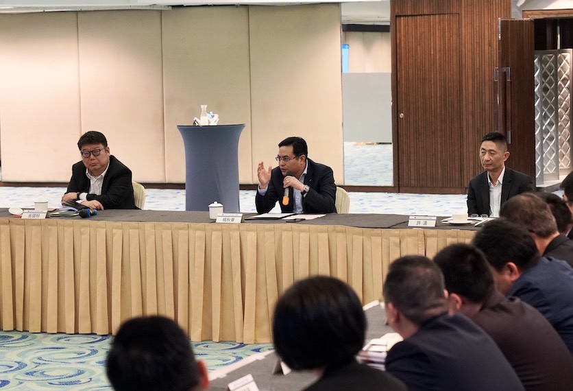 杨董讲话.jpg 杨董讲话.jpg