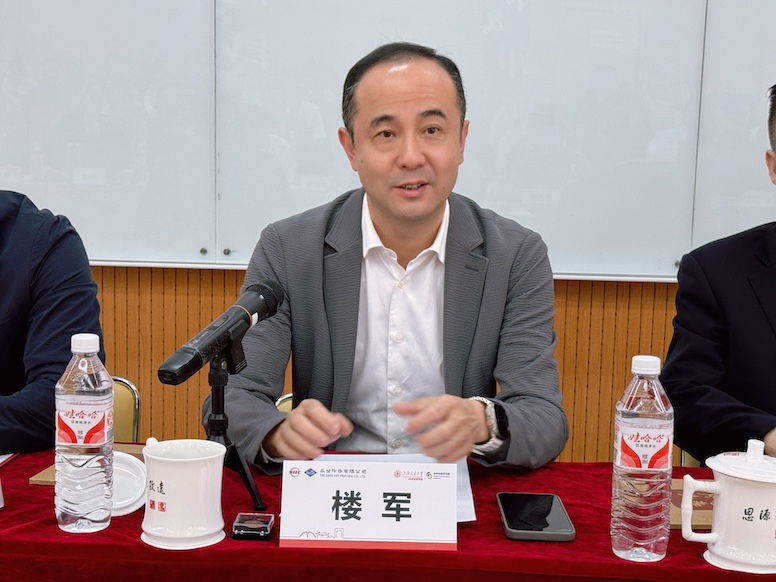 楼军.jpg 楼军.jpg